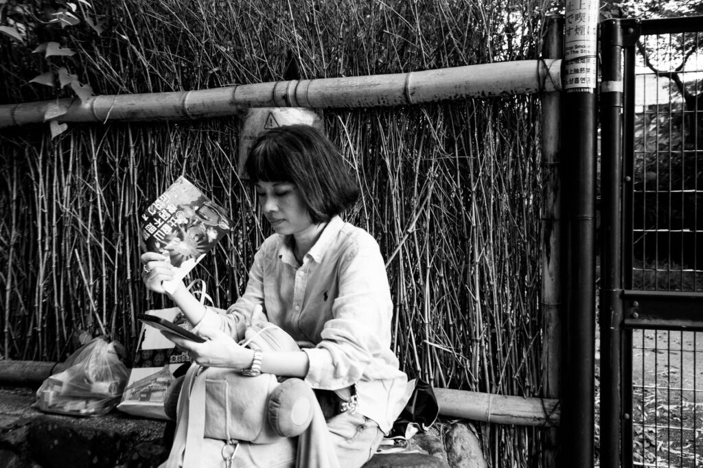 風水の古い書物を読む女性