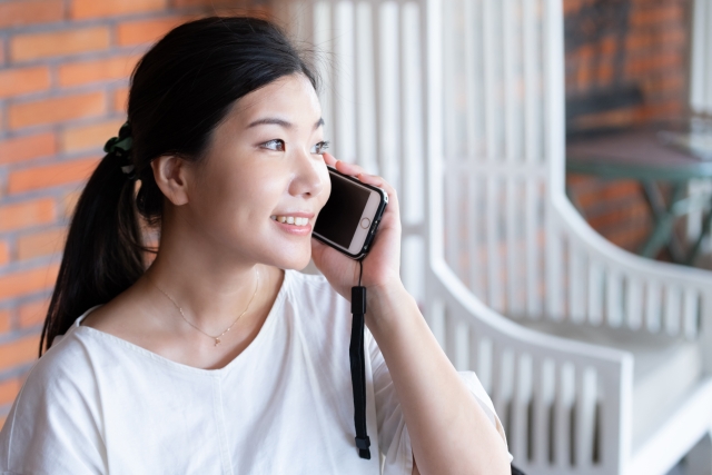 誰かの言葉に傷ついてうつむく女性