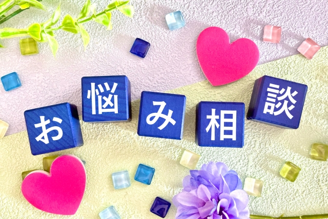 ノートに気持ちを書き出して整理しようとしている女性