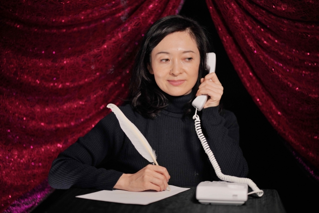 スマートフォンでランキングを調べる女性