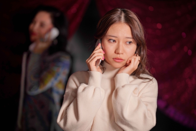 転職への迷いを一人で抱える女性