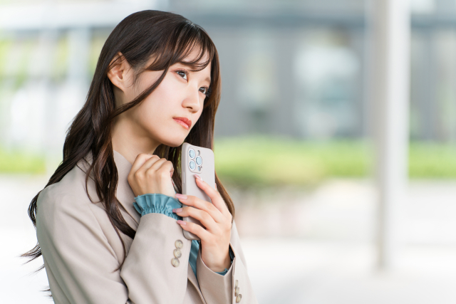 ポイント残高をスマートフォンで確認する女性