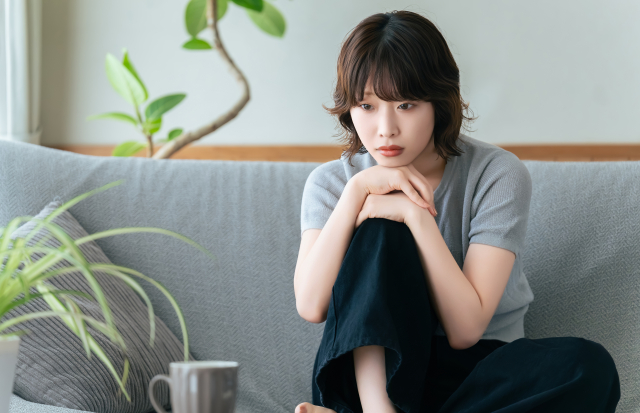 一人で考え込んでいる様子の女性