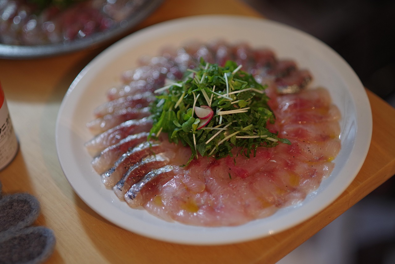 義実家での食事中に気まずそうな表情を浮かべる女性