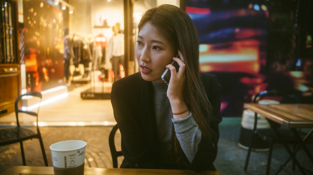 友達に悩みを話せず孤独を感じている女性