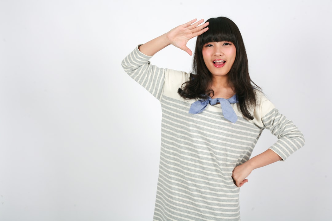友人からのアドバイスに複雑な表情を見せる女性