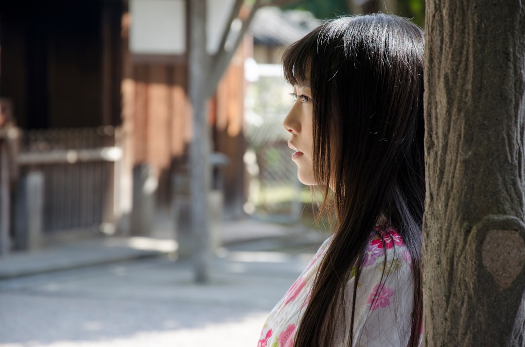 恋愛や結婚について思い悩む女性