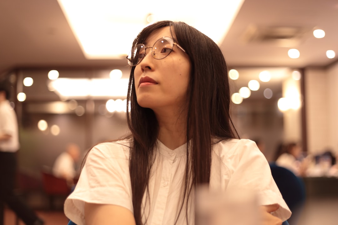 友人の言葉に複雑な表情を浮かべる女性
