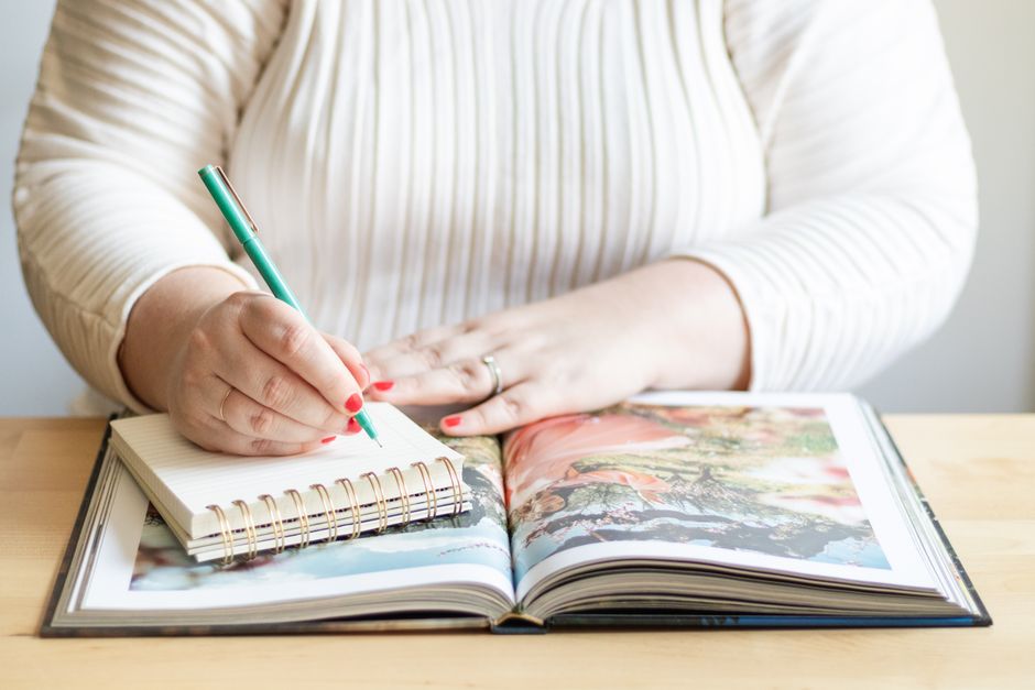 ノートに気持ちを書き出している女性