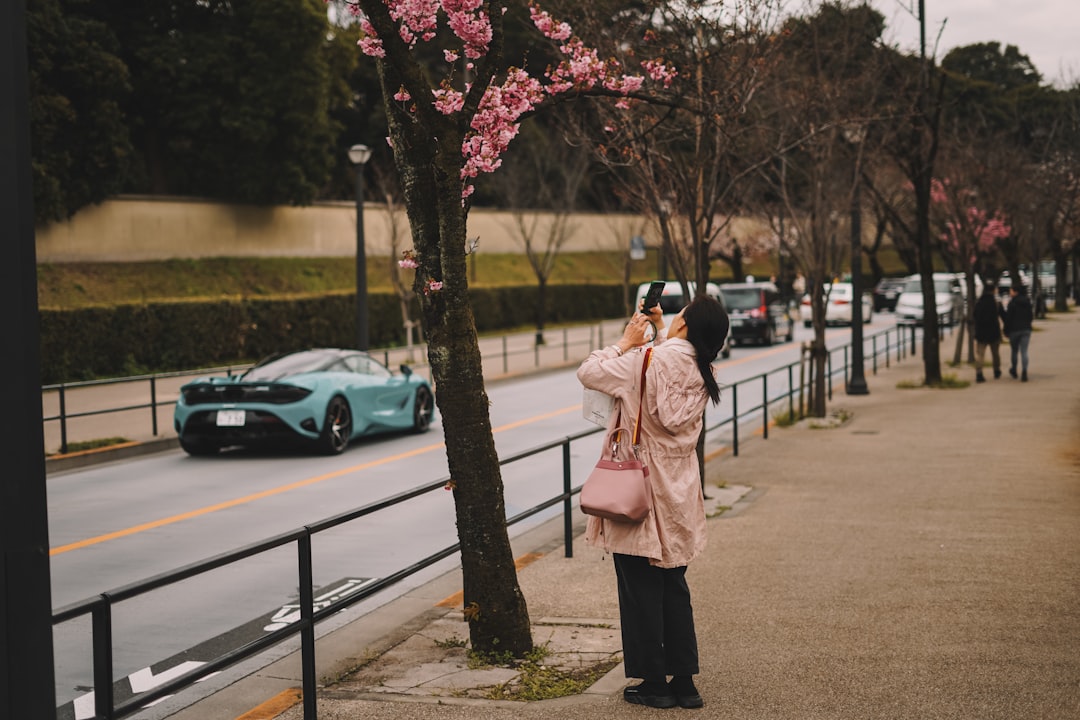 電話で話しながら少し表情が和らぐ女性