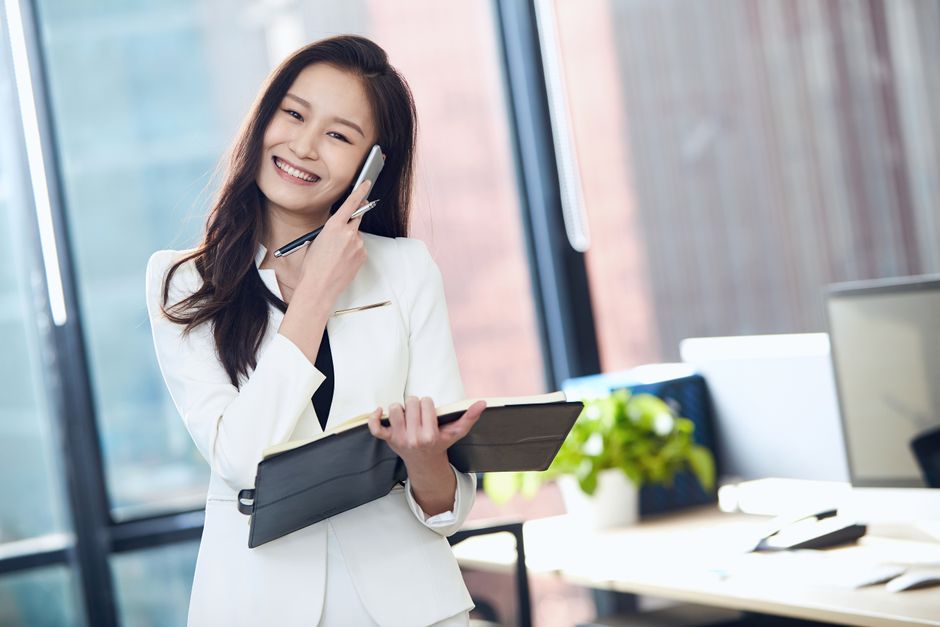 占い結果を受け止めて前向きな表情を見せる女性